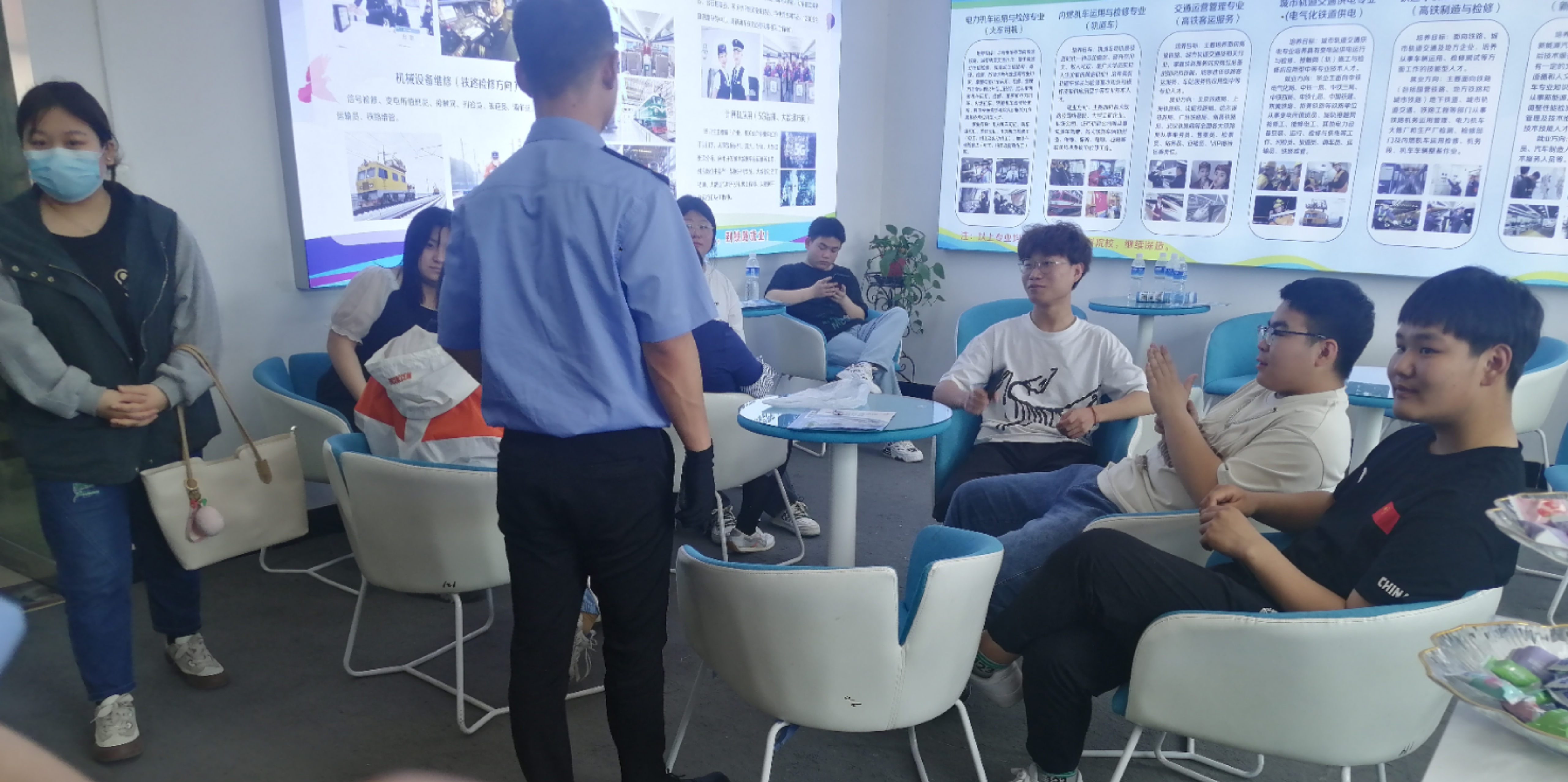 报名现场如火如荼，期待与你相约冀中工程技师学院交通学院
